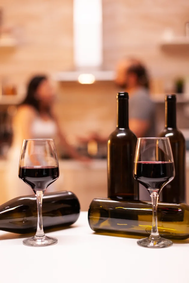 Marcelo con la carta de vinos en un restaurante