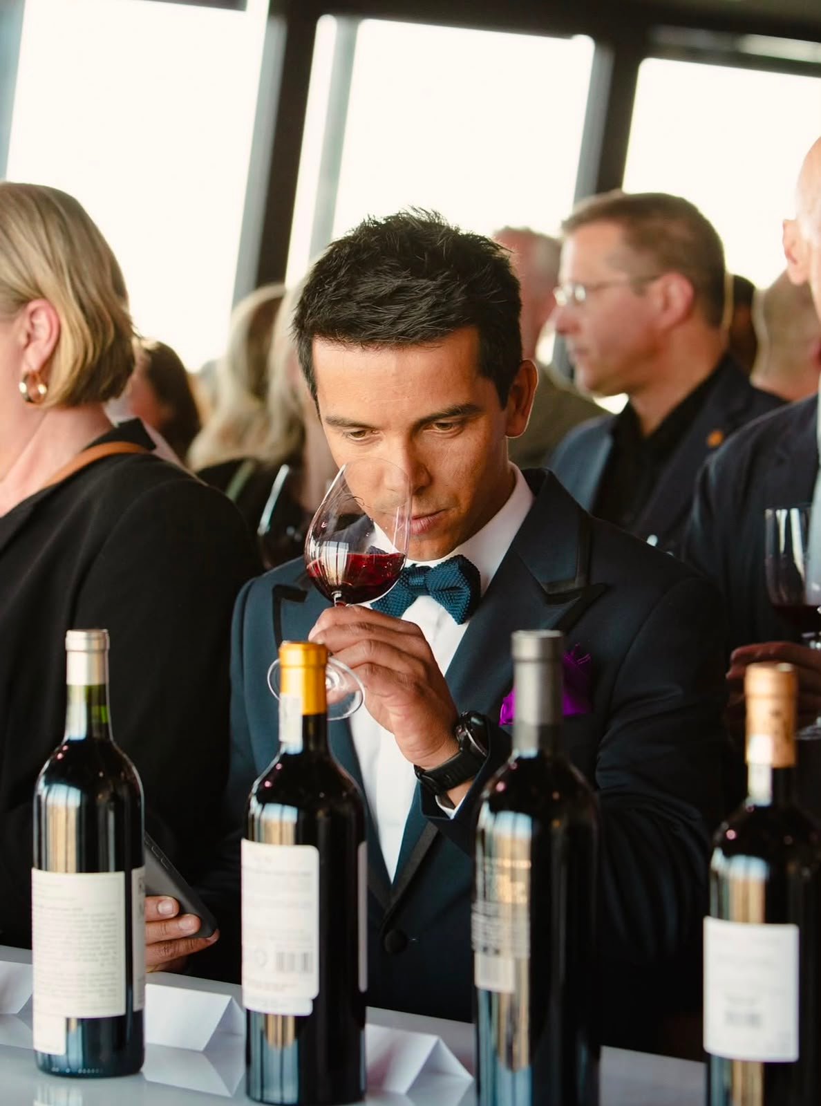 Marcelo Pino catando un vino tinto en una cata profesional